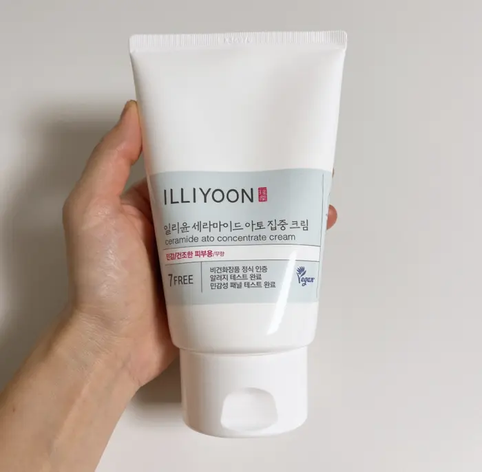 ILLIYOON Ceramide Ato Concentrate Cream hand 2