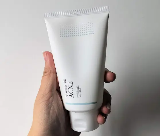 pyunkang yul acne facial cleanser hand