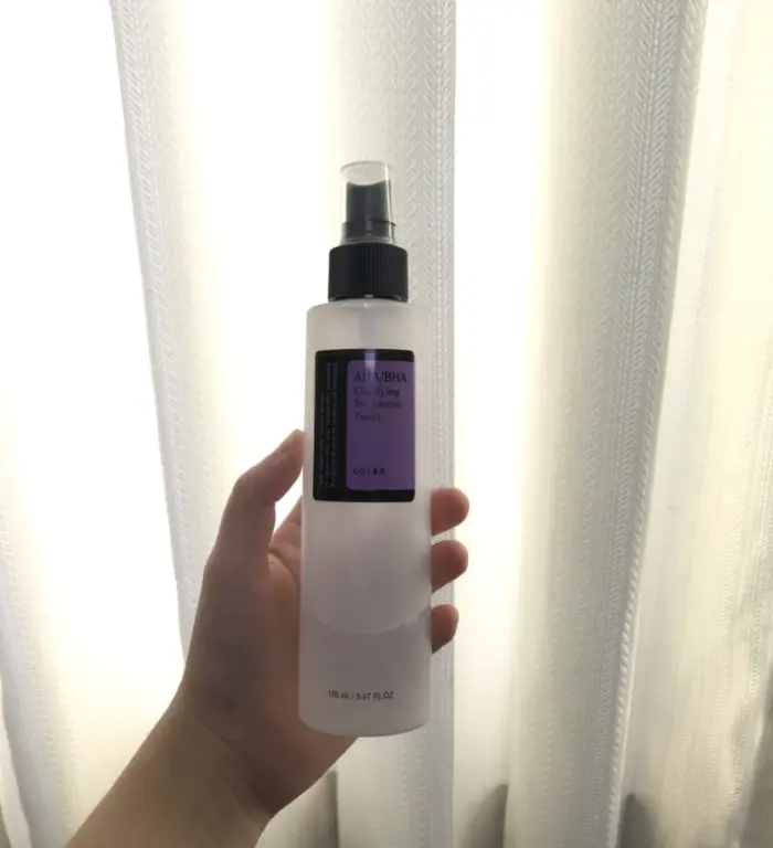 Cosrx AHA/BHA Clarifying Treatment Toner hand