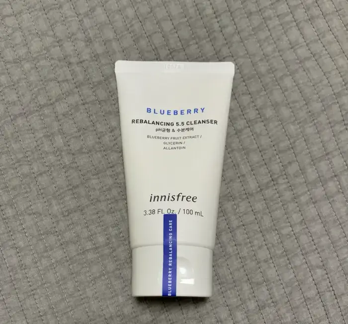 Innisfree Blueberry Rebalancing 5.5 Cleanser flatlay