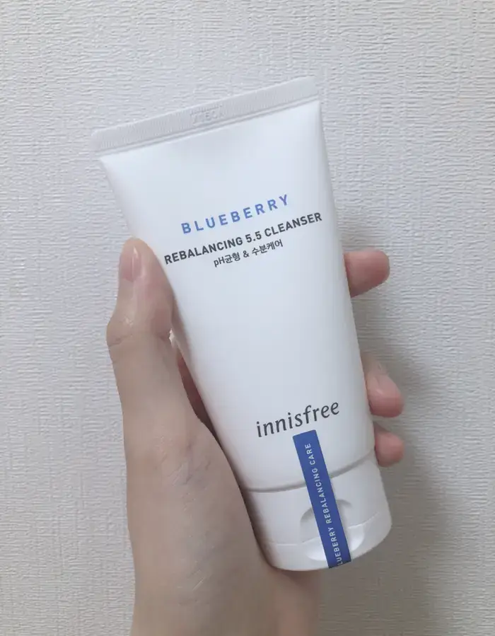 Innisfree Blueberry Rebalancing 5.5 Cleanser hand